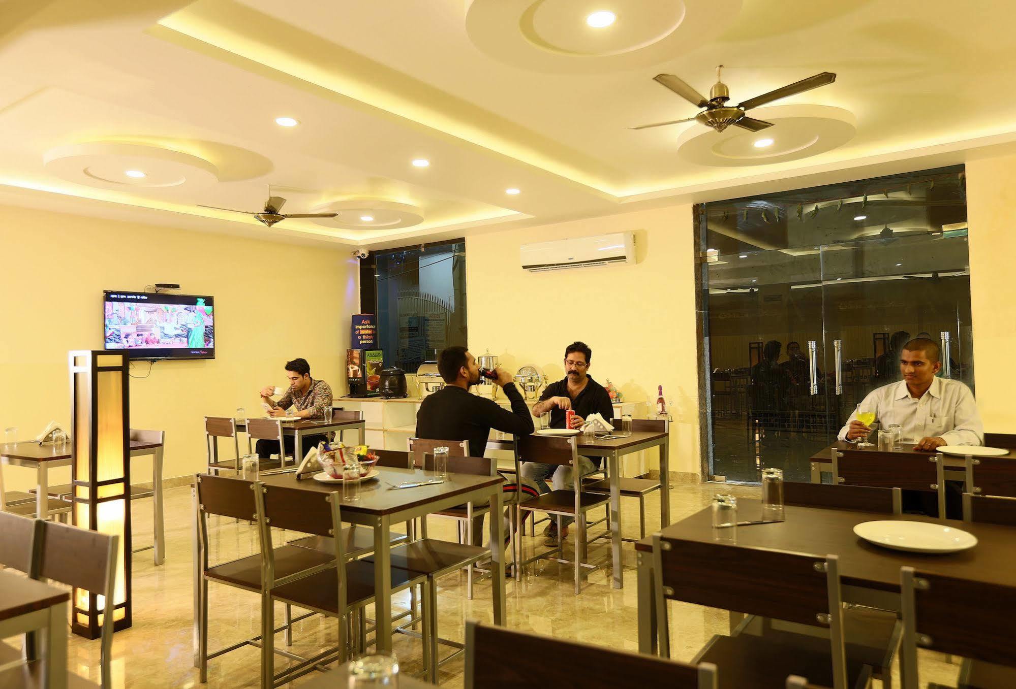 Hotel Aeroporto Nearest Landmark Aerocity Delhi Yeni Delhi Dış mekan fotoğraf